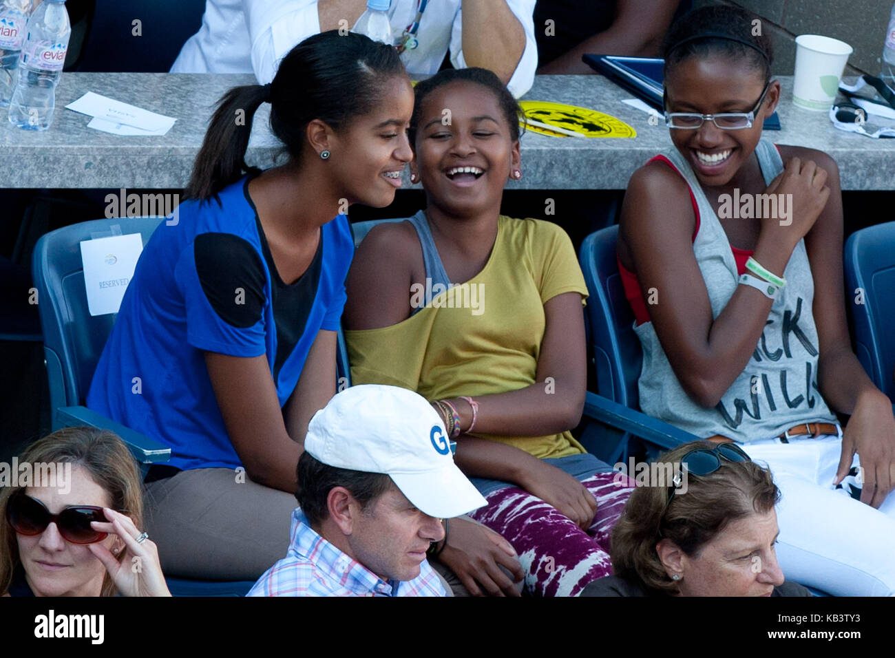 New YORK, NY - 09 SETTEMBRE: First Lady Michelle Obama partecipa al US Open 2011 presso l'USTA Billie Jean King National Tennis Center il 9 settembre 2011 a New York City People: Malia Obama Sasha Obama Transmission Ref: MNC Hoo-Me.com / MediaPunch Foto Stock