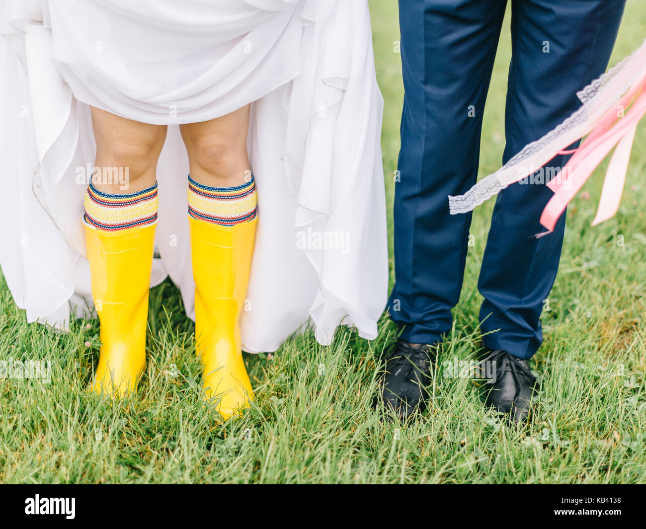 Bellissimo matrimonio giovane sotto la pioggia, a piedi sotto la pioggia. Foto Stock