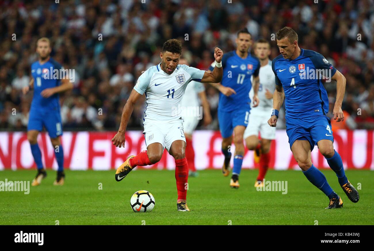 Alex Oxlade-Chamberlain d'Inghilterra il sistema VIES per la palla con Jan Durica della Slovacchia durante la Coppa del Mondo FIFA Qualifier match tra Inghilterra e la Slovacchia allo Stadio di Wembley a Londra. 04 Set 2017 Foto Stock