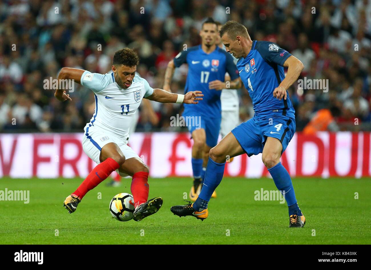 Alex Oxlade-Chamberlain d'Inghilterra il sistema VIES per la palla con Jan Durica della Slovacchia durante la Coppa del Mondo FIFA Qualifier match tra Inghilterra e la Slovacchia allo Stadio di Wembley a Londra. 04 Set 2017 Foto Stock