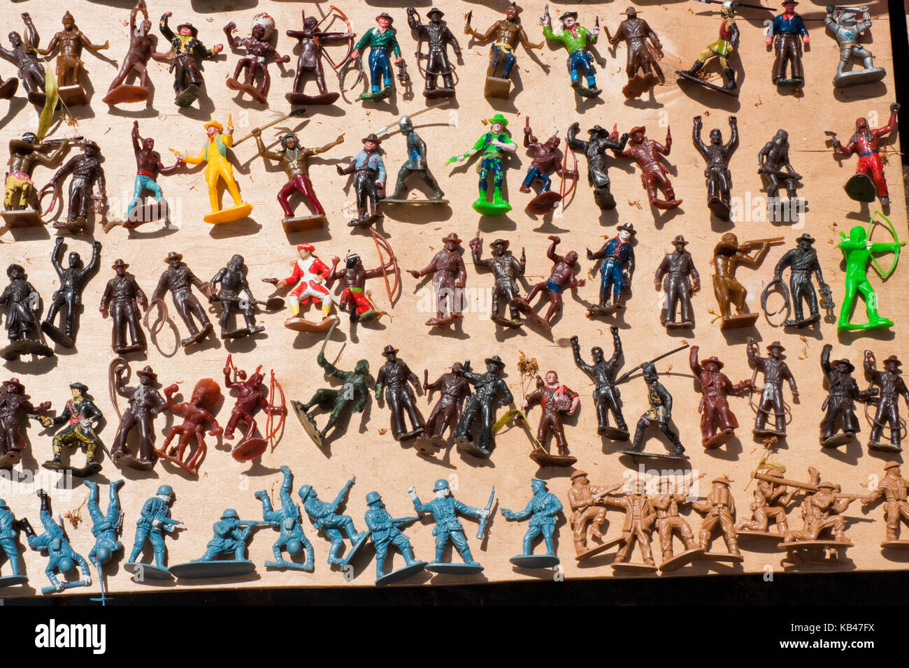Collezione di soldatini per la vendita su un mercato delle pulci Foto Stock