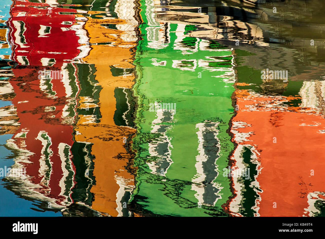 Case colorate di Burano, Italia riflette l'acqua Foto Stock