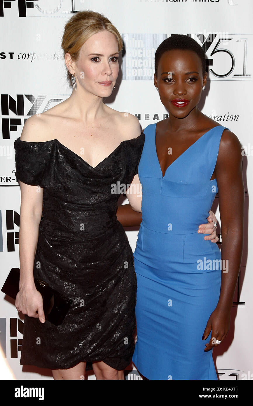 Sarah paulson (l) e Lupita Nyong'o frequentare il '12 anni uno slave' premiere al new york film festival di Alice Tully Hall del 8 ottobre 2013 in ny. Foto Stock