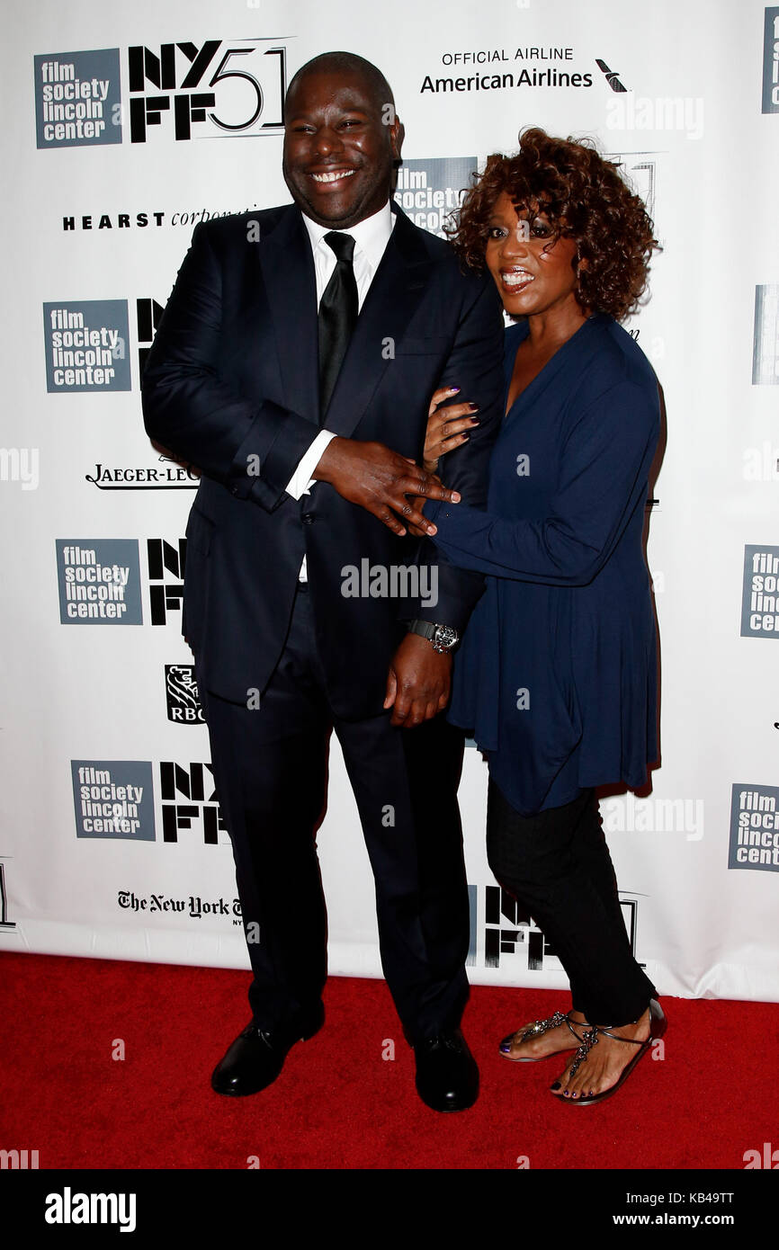 Direttore Steve mcqueen e Alfre Woodard frequentare il '12 anni uno slave' premiere al cinquantunesimo new york film festival il 8 ottobre 2013 a new york. Foto Stock