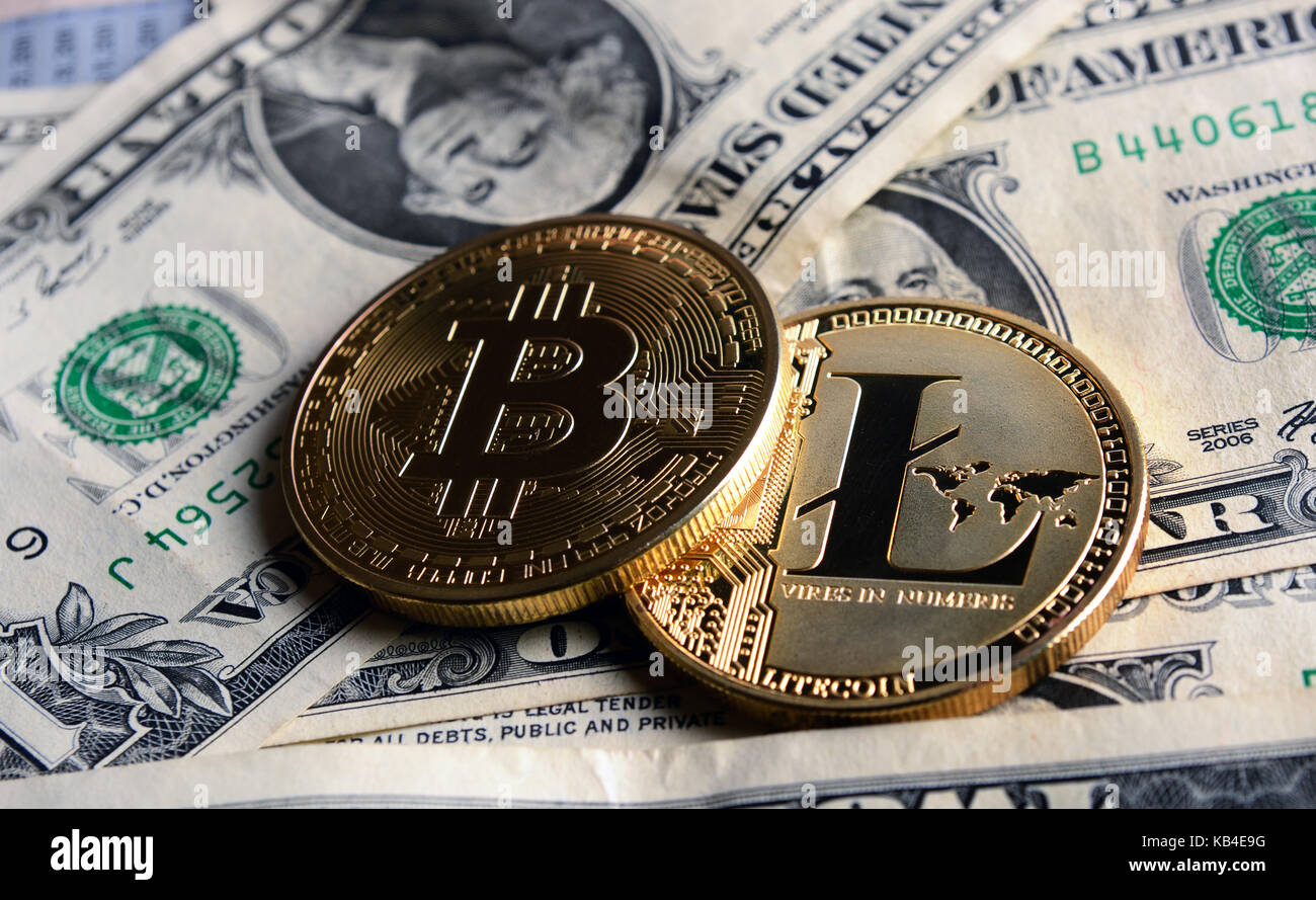 Bitcoin e litecoin su dollar banconote. cryptocurrency concetto di trading . Foto Stock