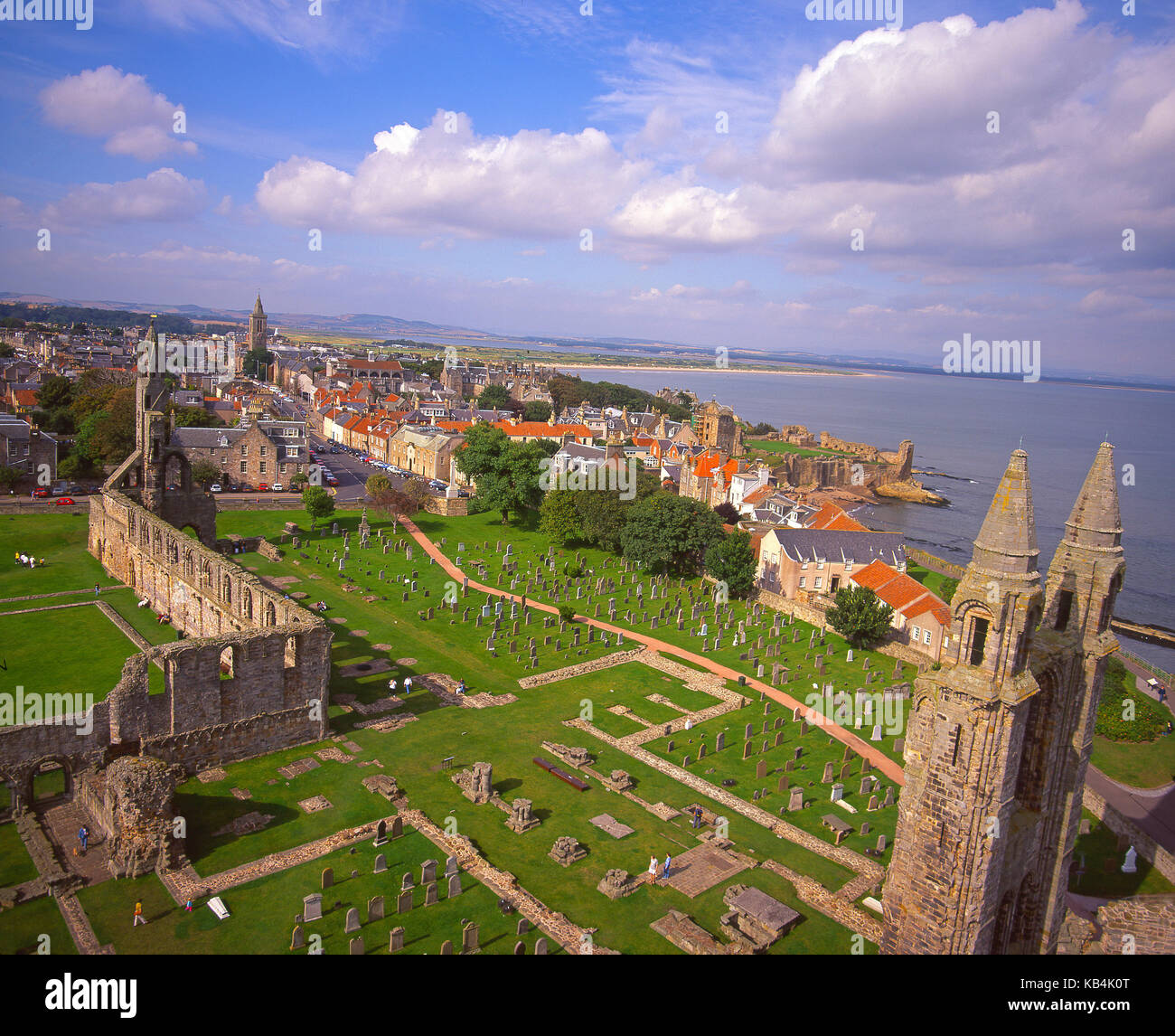 Una drammatica vista estiva che si affaccia su St Andrews Cattedrale e città come si vede dalle regole di St Tower, Fife Foto Stock