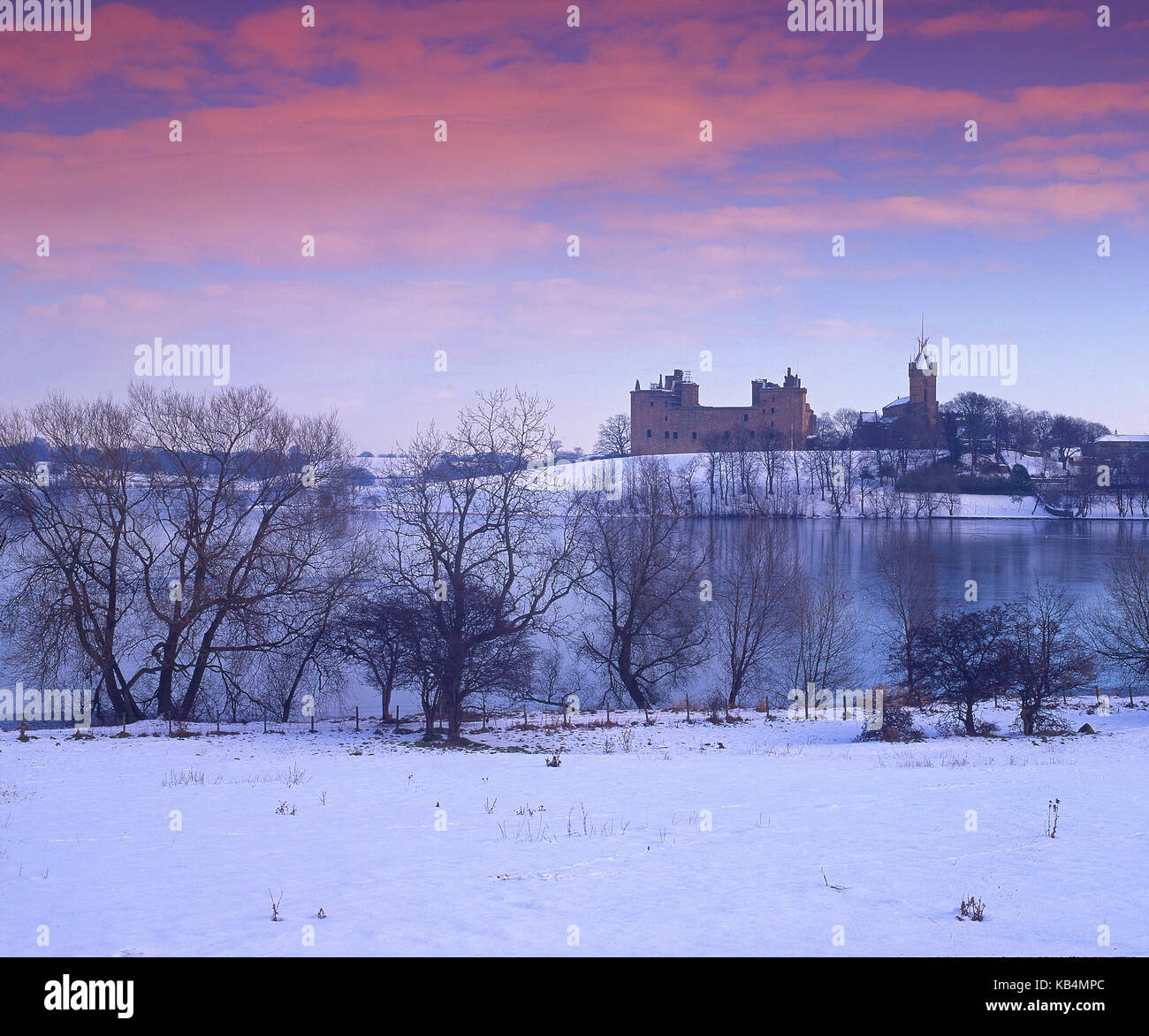 Vista invernale verso linlithgow loch e palazzo, linlithgow, West Lothian Foto Stock