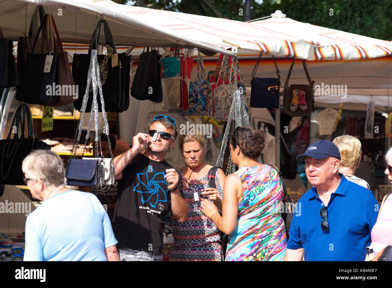 Bardolino, Lago di Garda, Italia - turisti cerca su occhiali da sole presso il locale mercato del giovedì Foto Stock