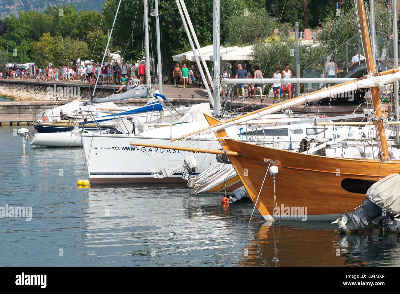 Bardolino, Lago di Garda, Italia yacht e barche ormeggiate nel porto Marina Foto Stock