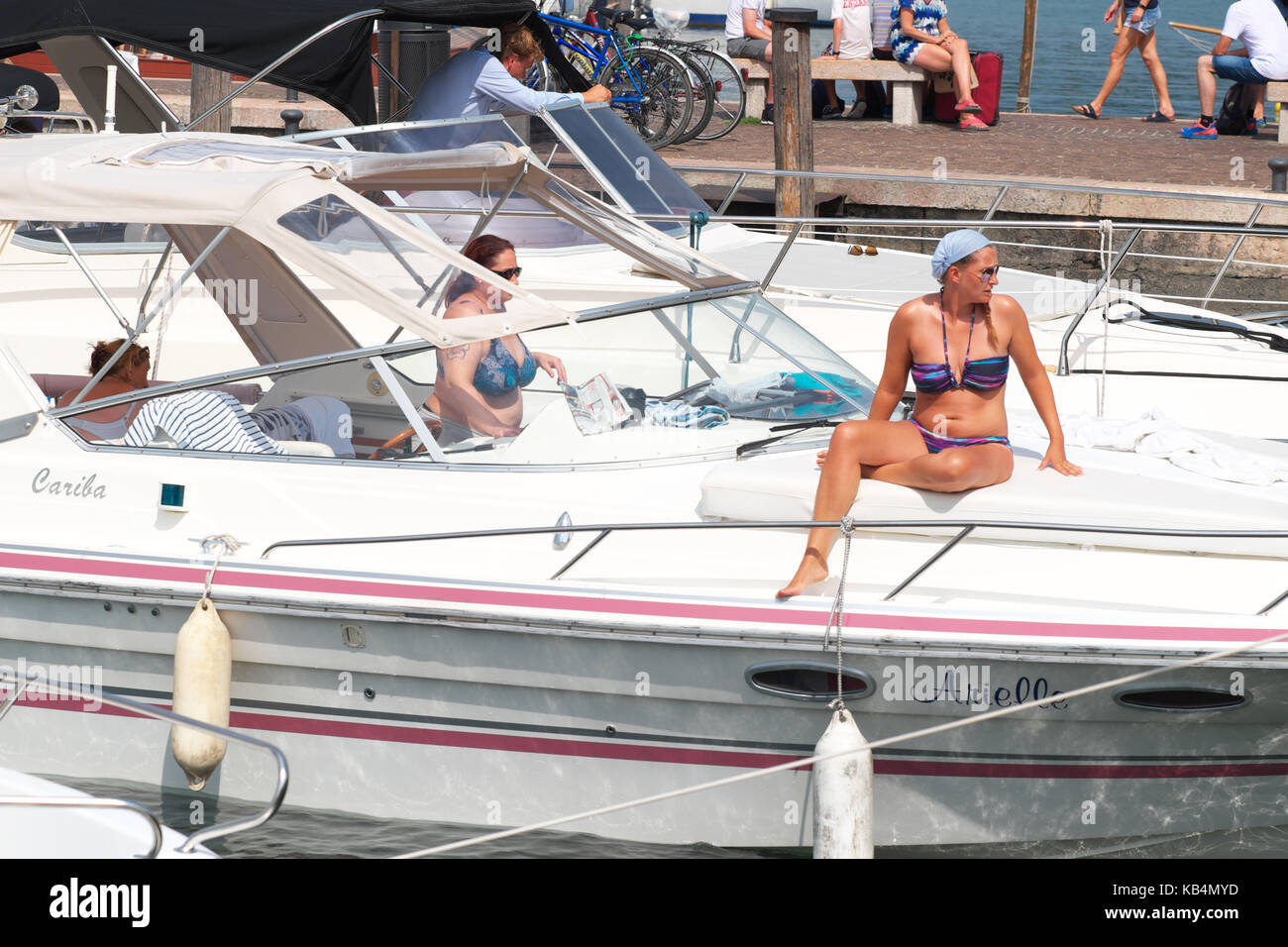 Bardolino, Lago di Garda, Italia barche a motore con equipaggio femmina membri Foto Stock