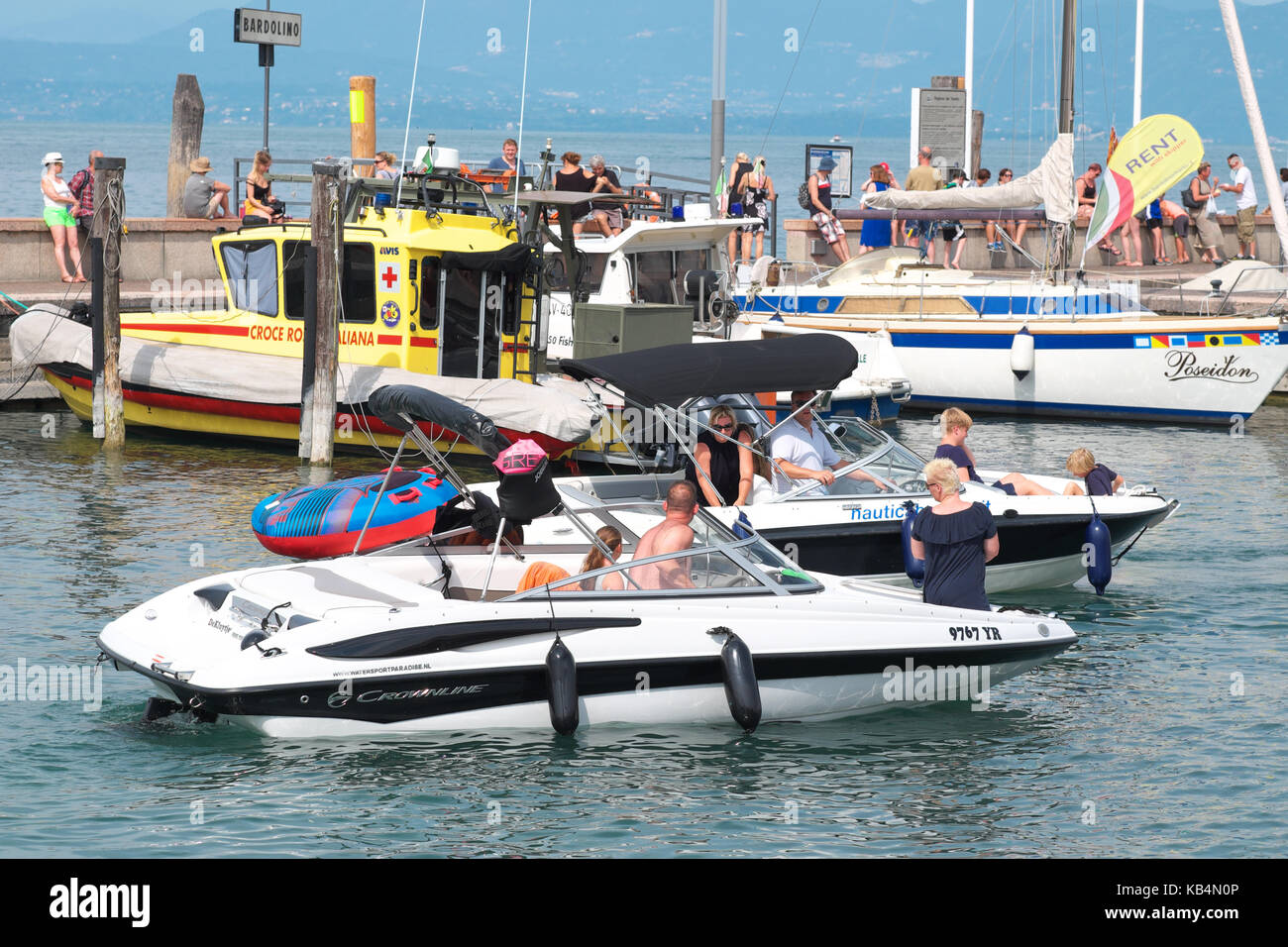 Bardolino, Lago di Garda, Italia barche a motore nella marina Foto Stock