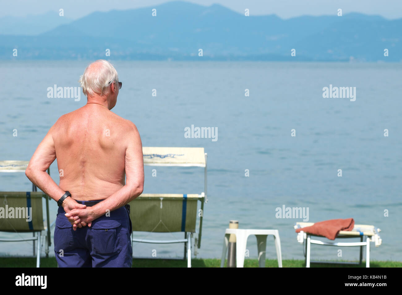 Bardolino, Lago di Garda, Italia un uomo maturo si gode della vista sul Lago di Garda Foto Stock