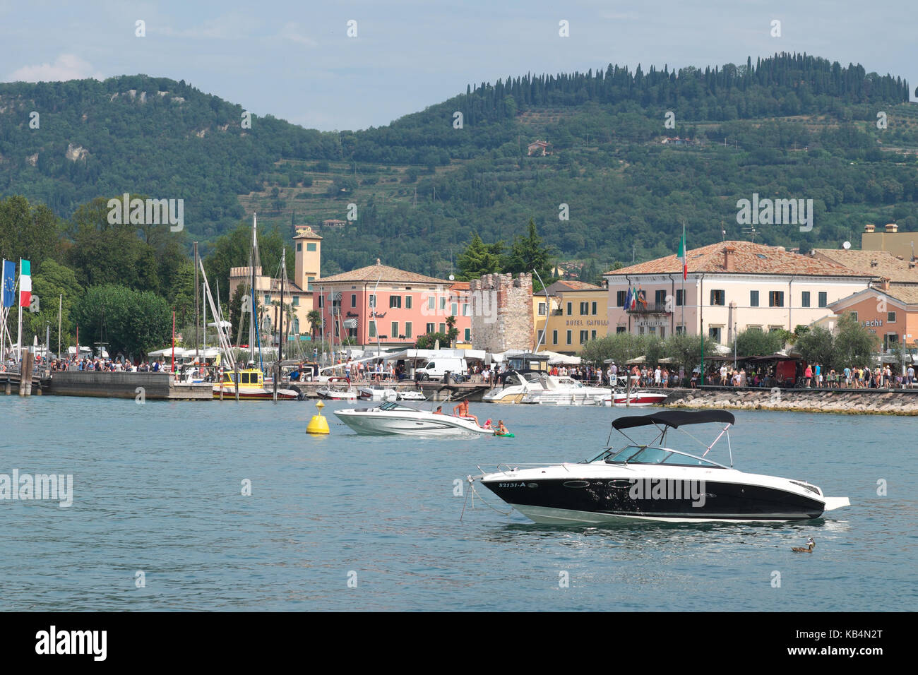 Bardolino, Lago di Garda, Italia barche a motore ormeggiata al di fuori della città di Bardolino Foto Stock