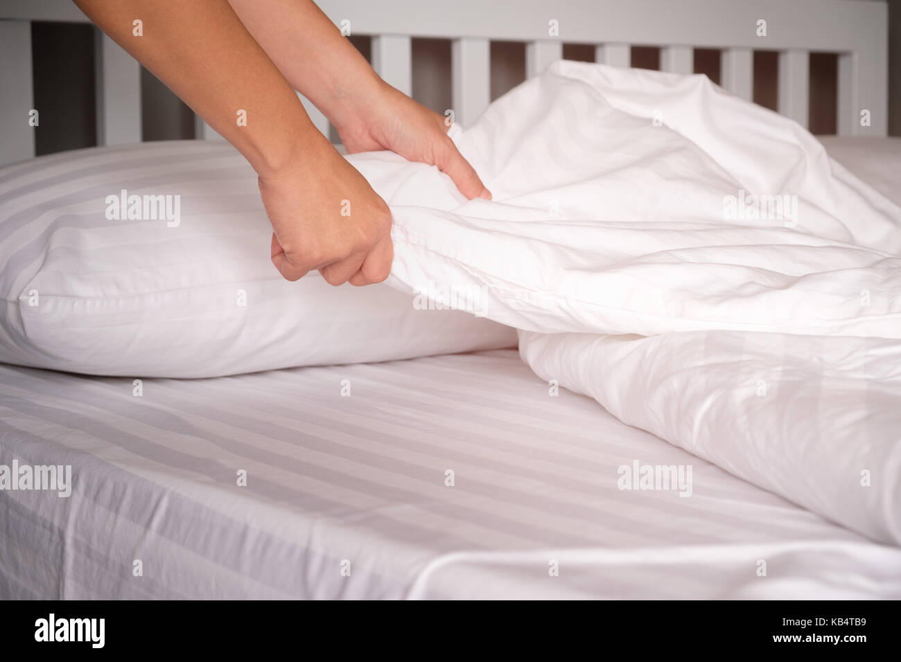 Le mani di casalinghe che stanno cambiando i fogli in hotel Foto stock -  Alamy