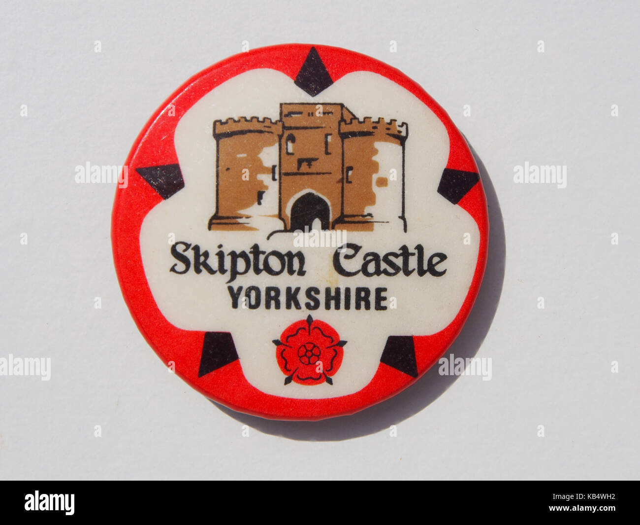 Un perno a pulsante badge da skipton castle nello Yorkshire risalente ai primi anni ottanta Foto Stock