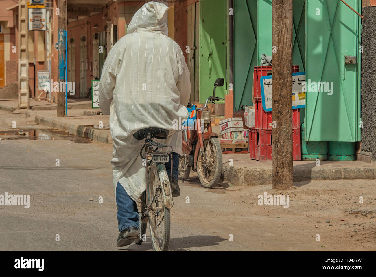 Uomo in djellaba sulla bici in Marocco Foto Stock