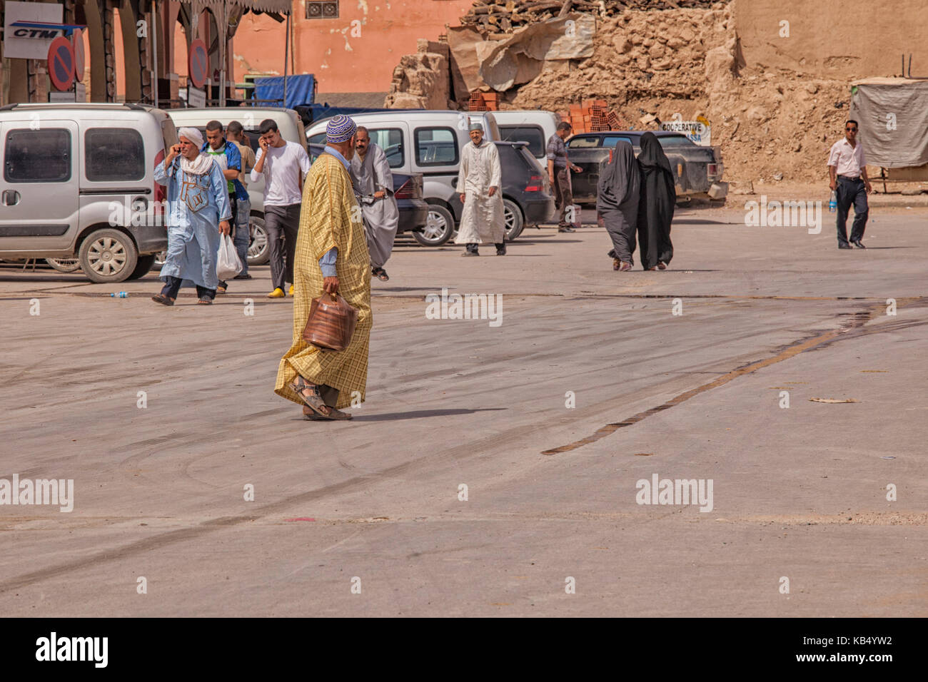 La gente che camminava per le strade in Rissani, Marocco Foto Stock