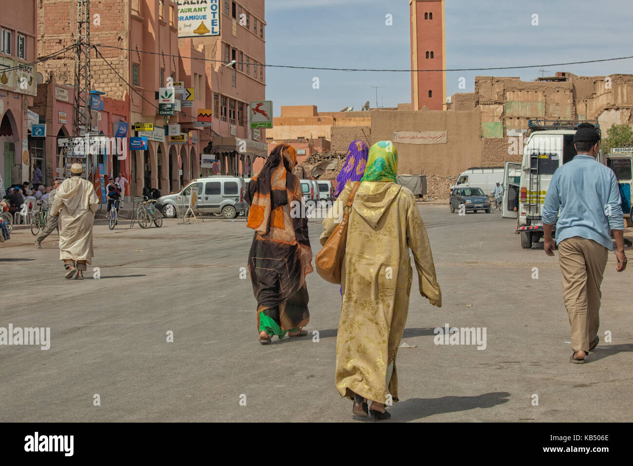 La gente che camminava per le strade in Rissani, Marocco Foto Stock