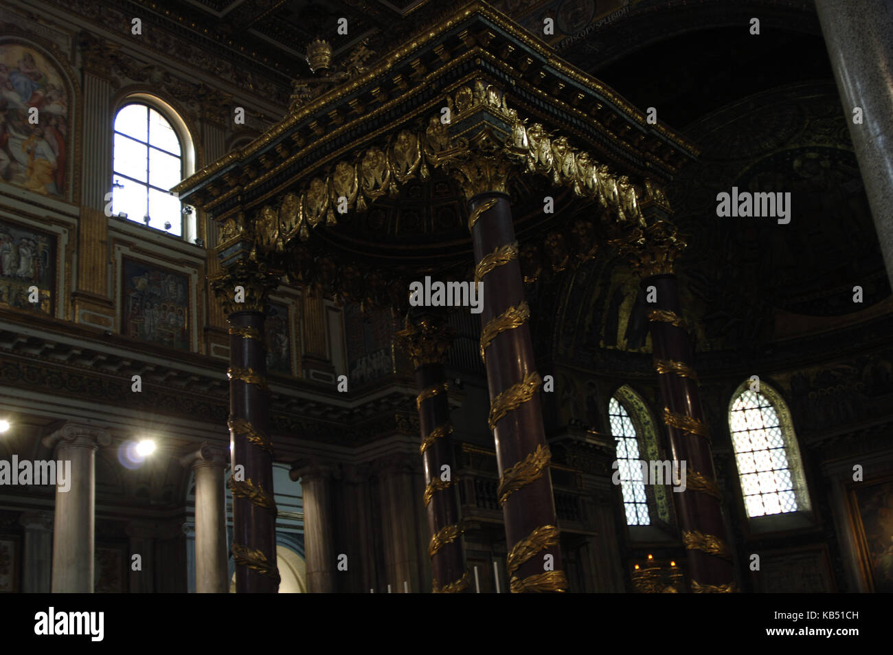 Italia. Roma. basilica di santa maria maggiore. baldachino sopra l altare papale. stile barocco. Foto Stock
