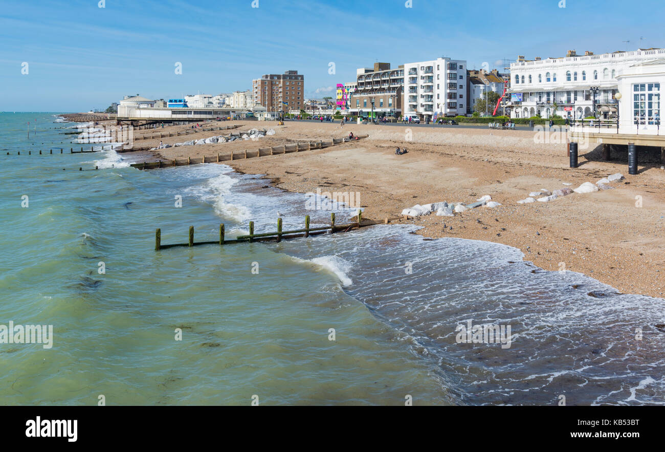 Spiaggia deserta e il lungomare in autunno a Worthing West Sussex, in Inghilterra, Regno Unito. Foto Stock