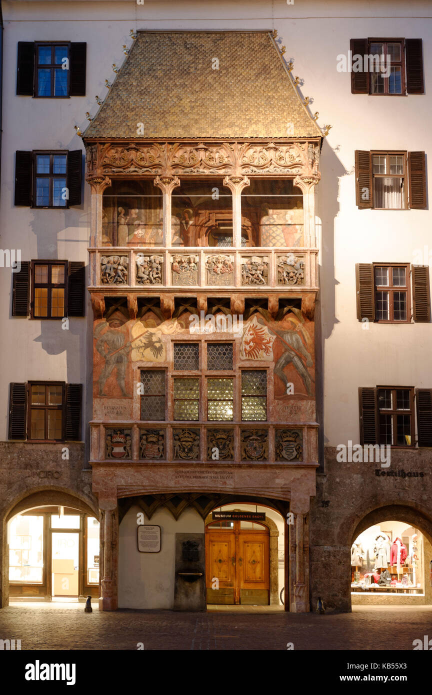 Austria, Tirolo, Innsbruck, Herzog-Friedrich Strasse (strada) nel centro storico, la facciata del tetto d'oro (Goldenes Dachl) costruito nel 1494 Foto Stock