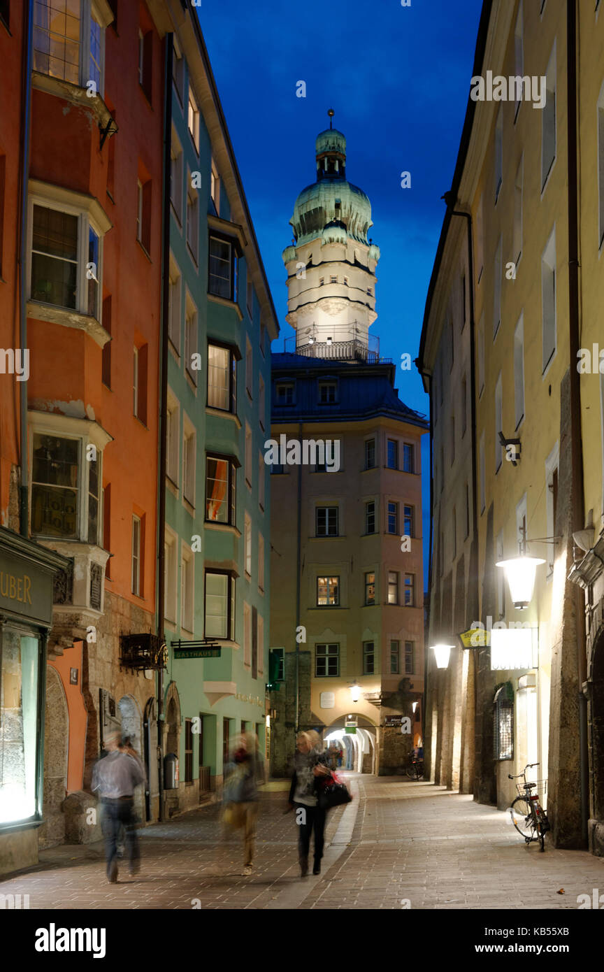 Austria, Tirolo, Innsbruck, HERZOG-Friedrich Strasse (street) nel centro storico, il vecchio Rathaus (municipio) e la sua torre campanaria con lampadina Foto Stock