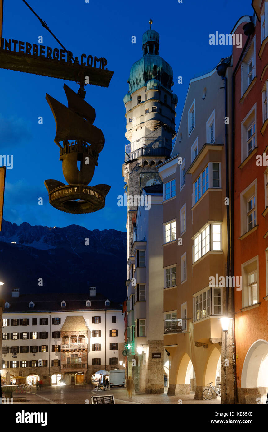 Austria, Tirolo, Innsbruck, HERZOG-Friedrich Strasse (street) nel centro storico, il vecchio Rathaus (municipio) e la sua torre campanaria con lampadina Foto Stock