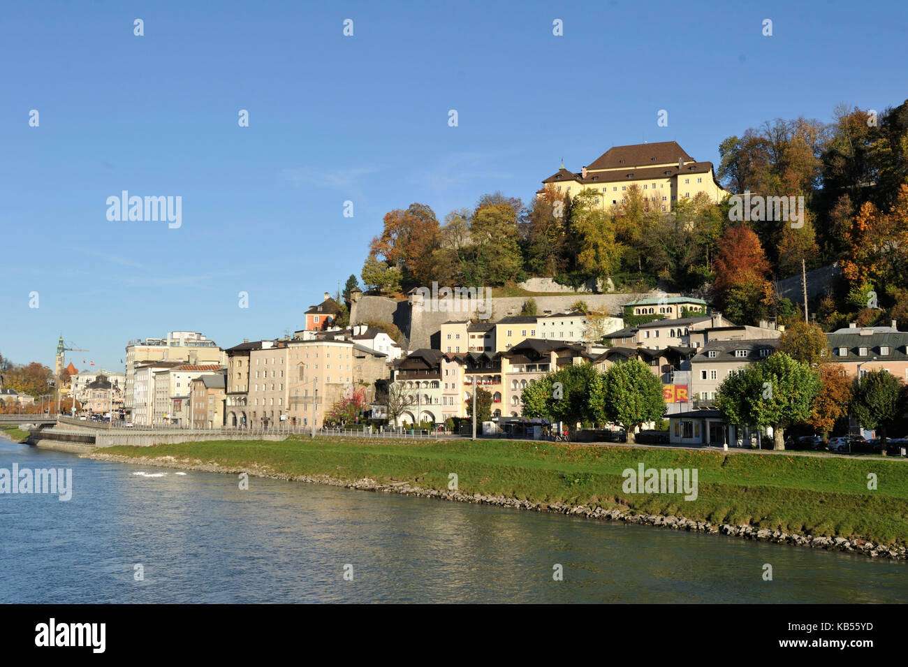Austria, Salisburgo, centro storico elencati come patrimonio mondiale dall UNESCO, il fiume Salzach banche, il convento del Kapuzinerberg e interno quartiere stadt Foto Stock