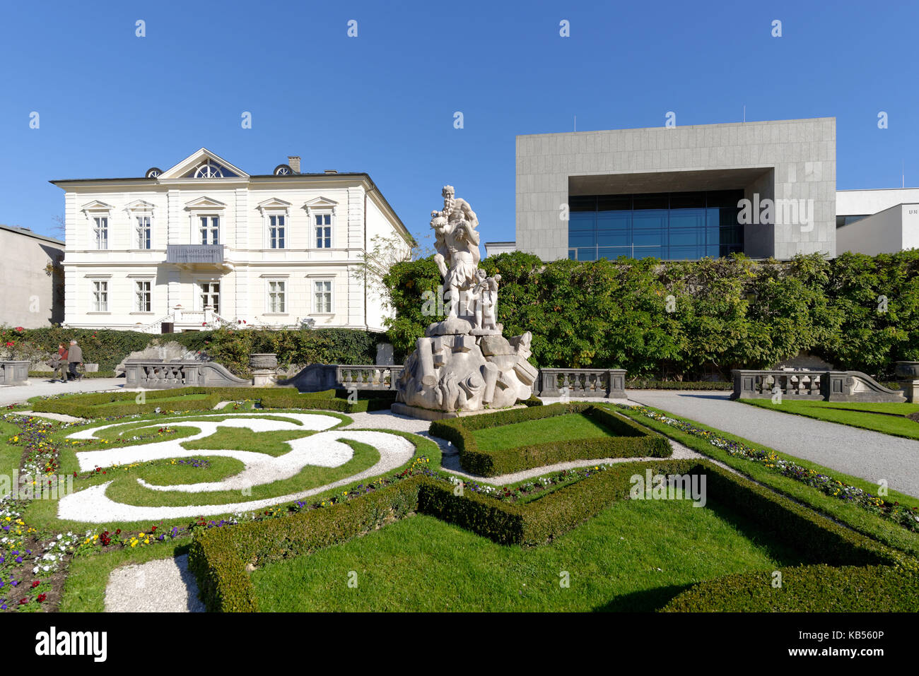 Austria, Salisburgo, centro storico sono classificati come patrimonio mondiale dall'UNESCO, i giardini del castello di Mirabell e l'Università di Musica di Mozarteum Foto Stock