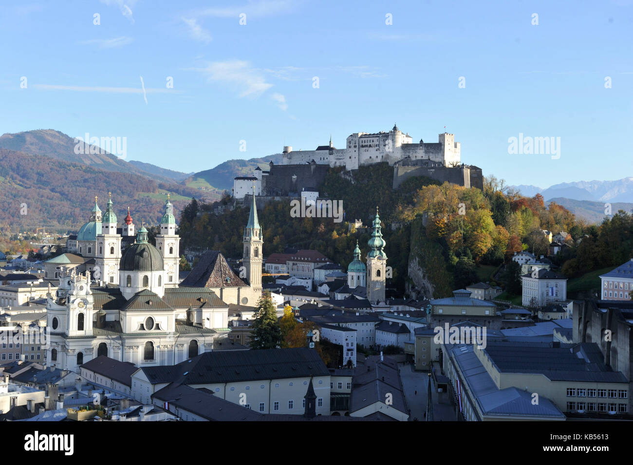 Austria, Salisburgo, centro storico sono classificati come patrimonio mondiale dall'UNESCO, la Città Vecchia (Altstadt) e il castello di Hohensalzburg Foto Stock