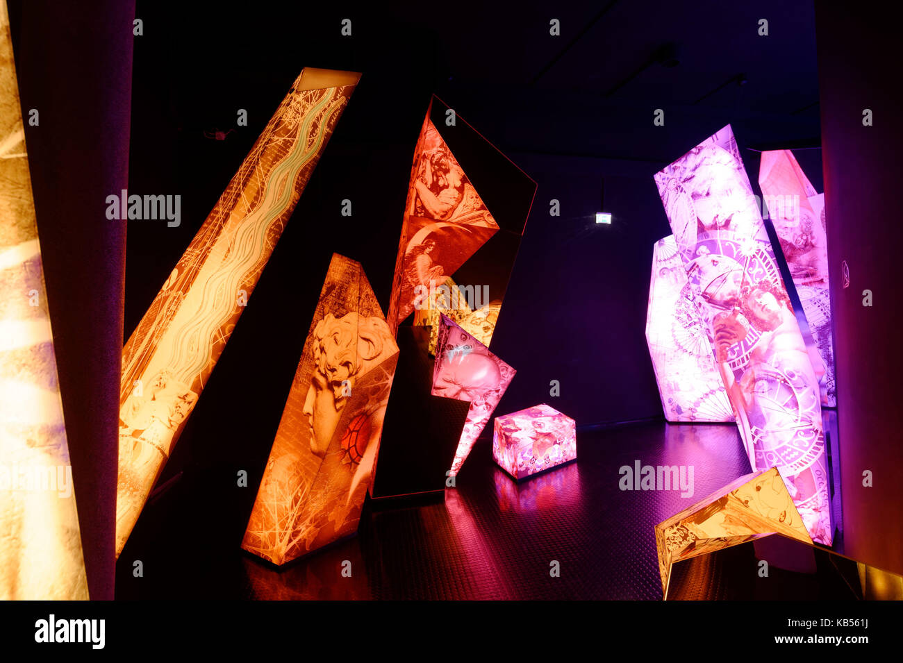 Austria, Tirolo, Wattens, Swarovski Crystal Worlds, (Swarovski Kristallwelten) collezione d'arte, museo, riflessioni da Checkpoint Media Studio Foto Stock
