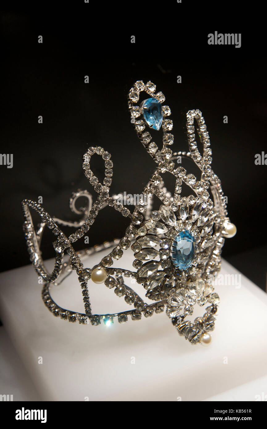 Austria, Tirolo, Wattens, Swarovski Crystal Worlds, (Swarovski Kristallewelten) collezione d'arte, museo, esposizione sulla storia della compagnia di famiglia, Crystal Crown (1985) Foto Stock