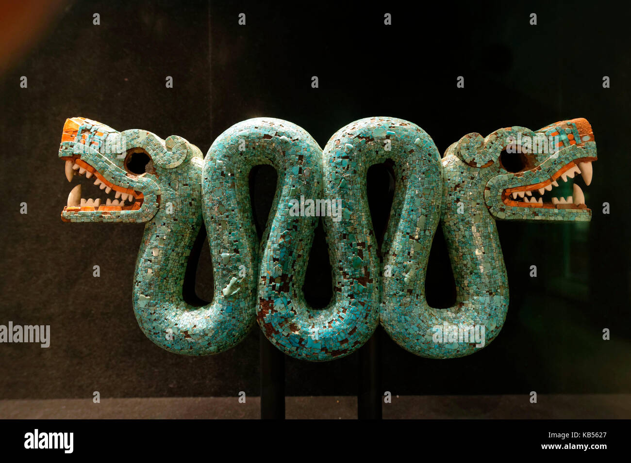 Regno Unito, Londra, Bloomsbury, British museum, azteca turchese mosaico di una doppia con testa di serpente, annuncio 1400-1521 Foto Stock