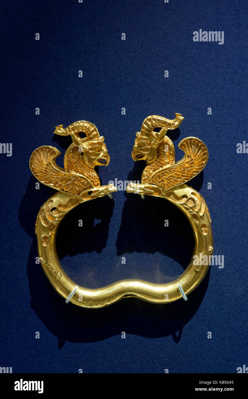 Regno Unito, Londra, Bloomsbury, British museum, oro bracciale dal tesoro oxus, Iran, V-IV secolo A.C. Foto Stock