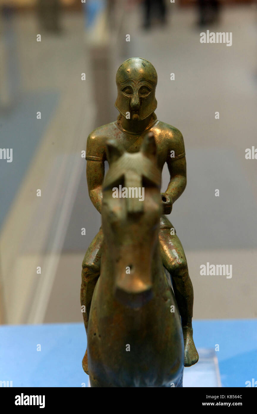 Regno Unito, Londra, Bloomsbury, British Museum, la statuetta in bronzo di un guerriero a cavallo, circa 550 bc Foto Stock