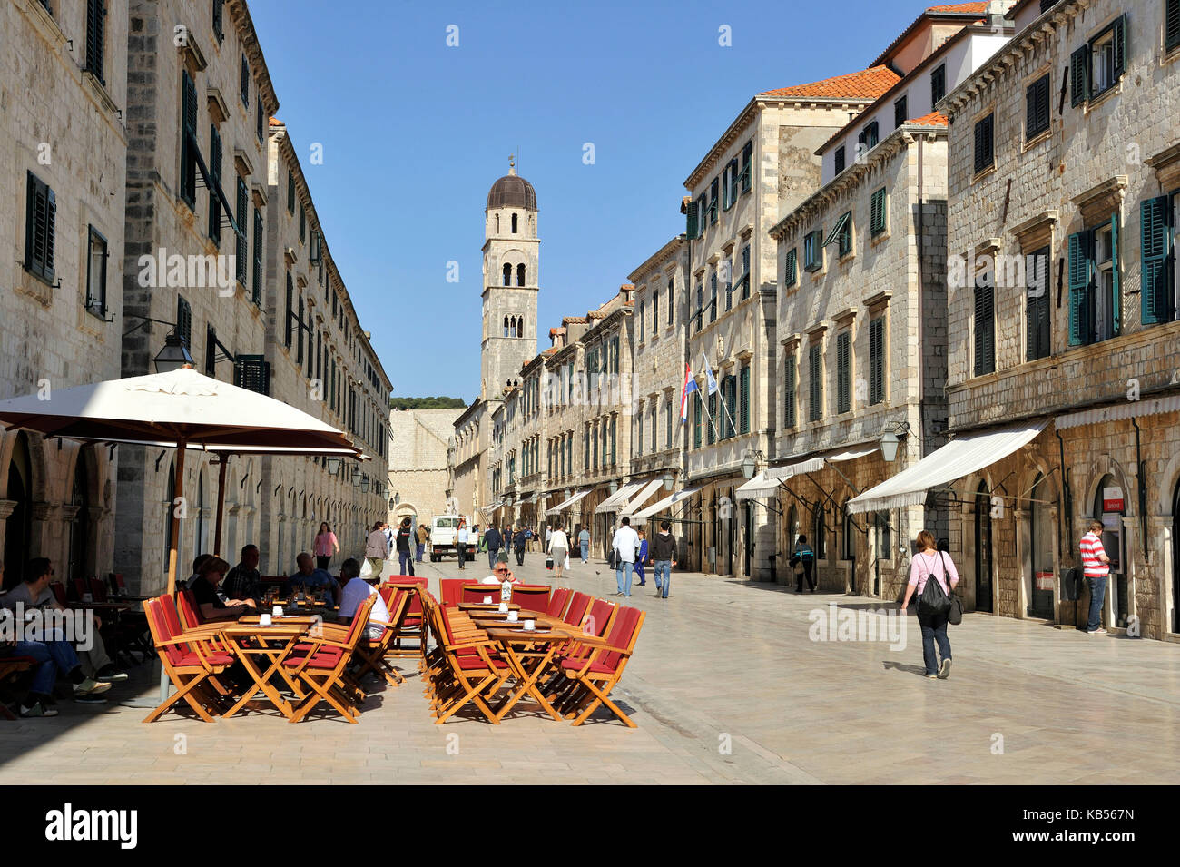 Croazia, Dalmazia, Costa dalmata, Dubrovnik, centro storico, dichiarata Patrimonio dell'Umanità dall'UNESCO, la strada principale di Placa Stradun e la chiesa del Monastero Franscicano Foto Stock