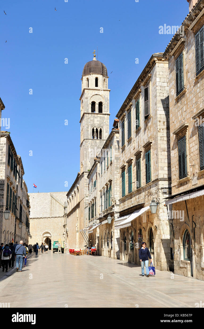 Croazia, Dalmazia, Costa dalmata, Dubrovnik, centro storico, dichiarata Patrimonio dell'Umanità dall'UNESCO, la strada principale di Placa Stradun e la chiesa del Monastero Franscicano Foto Stock