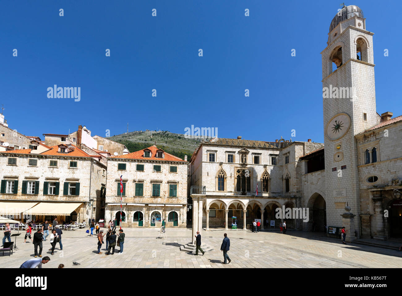 Croazia, Dalmazia, costa dalmata, Dubrovnik Centro storico, elencati come patrimonio mondiale dall' UNESCO, piazza luza con Palazzo Sponza clock tower Foto Stock