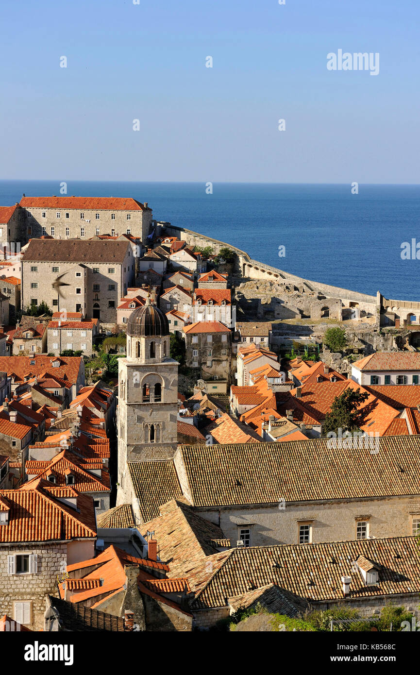 Croazia, Dalmazia, Costa dalmata, Dubrovnik, centro storico, patrimonio dell'umanità dell'UNESCO, i tetti della città vecchia e la chiesa del monastero franscicano Foto Stock