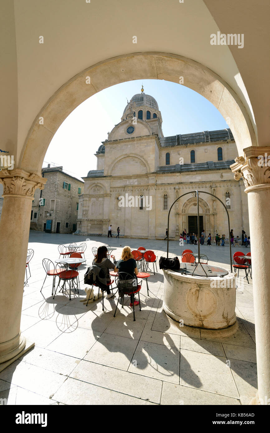 Croazia, Dalmazia, costa dalmata di Sibenik, vecchio municipio nella città vecchia e Saint james cathedral edificio concluso nel 1536 ed elencate al patrimonio mondiale Unesco Foto Stock