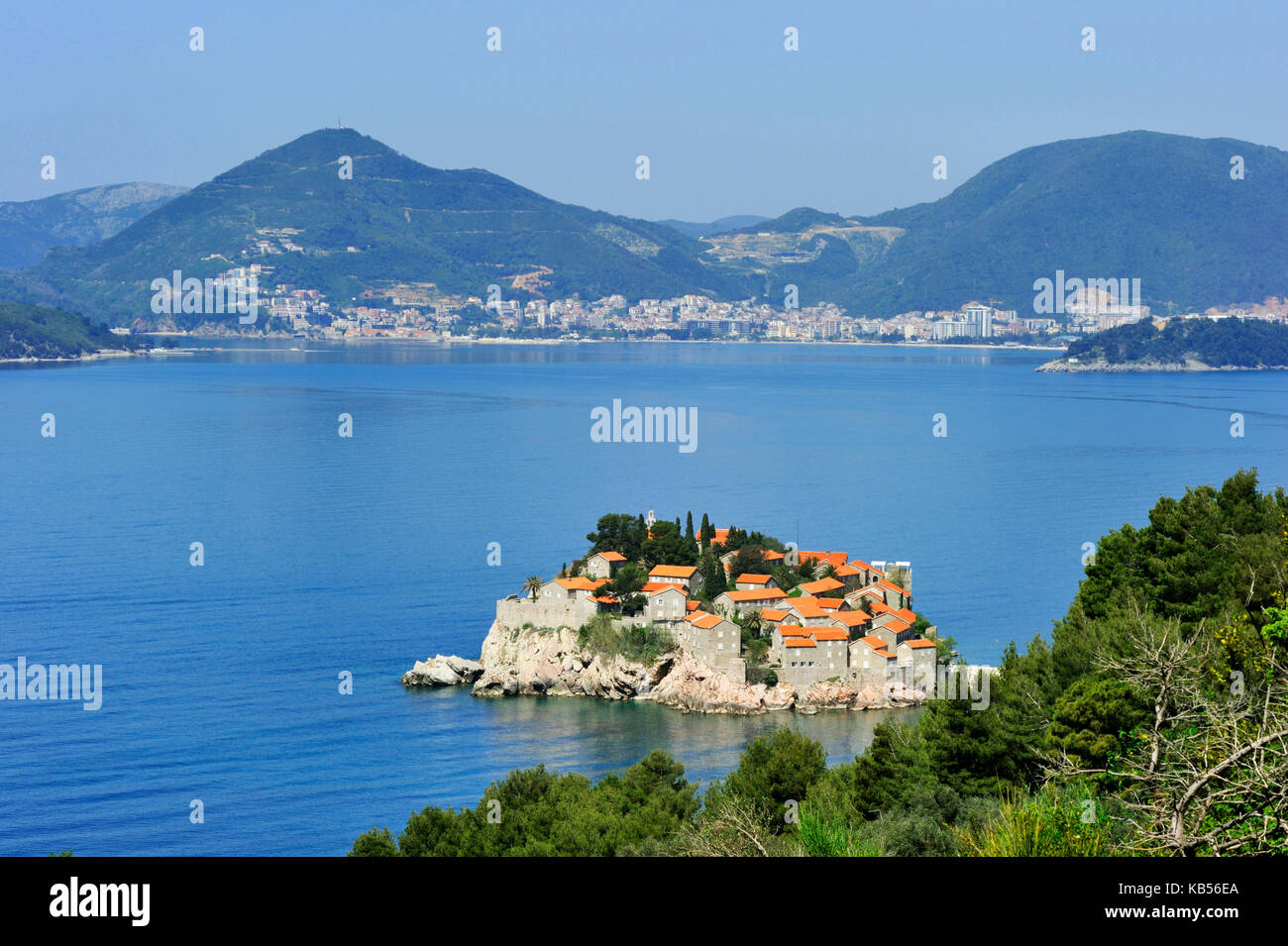 Montenegro, costa adriatica, baia di Budva, Sveti Stefan penisola, il borgo fortificato di Stefan-svesti trasformato in un hotel di lusso Foto Stock
