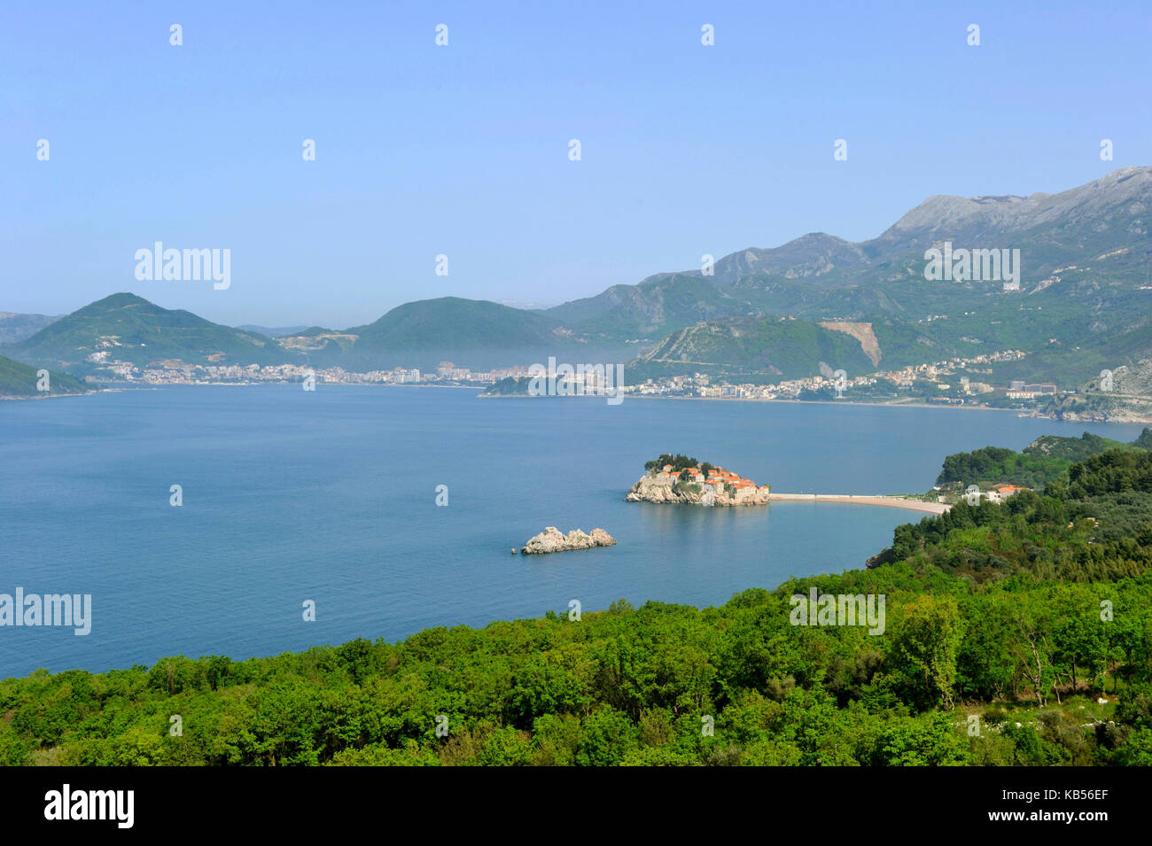 Montenegro, costa adriatica, baia di Budva, Sveti Stefan penisola, il borgo fortificato di Stefan-svesti trasformato in un hotel di lusso Foto Stock