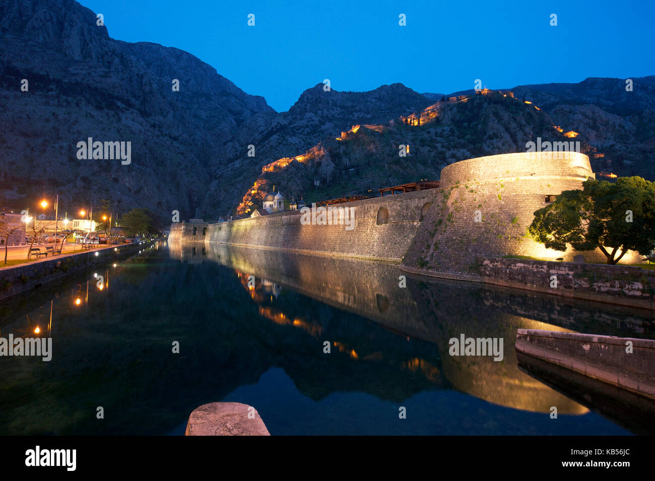 Montenegro, costa adriatica, kotor bay, La vecchia città di Kotor elencati come patrimonio mondiale dall' UNESCO, bastioni e st. john fortezza Foto Stock