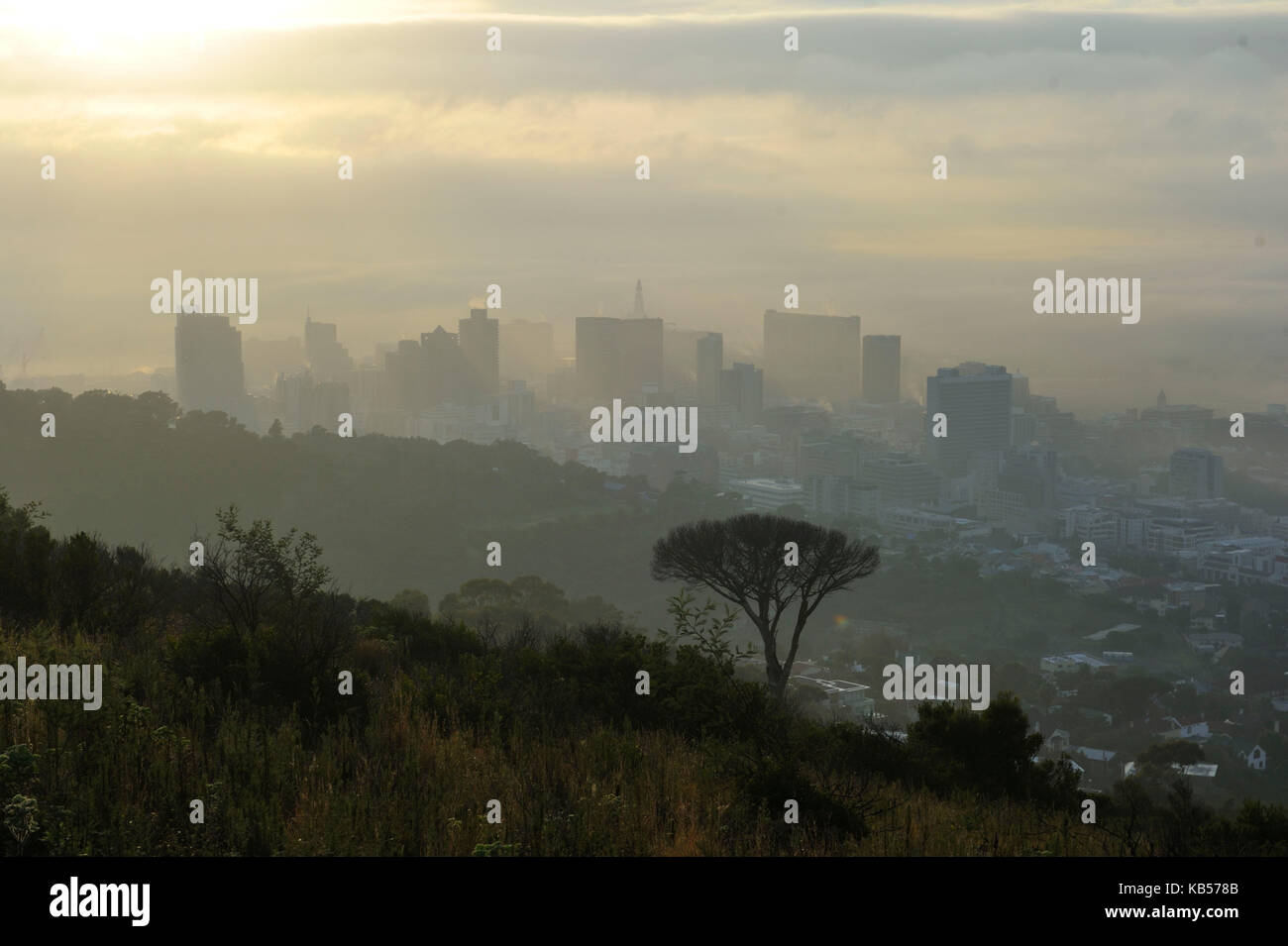 Sud Africa, Western Cape, nebbia su cape town, vista da signal hill road Foto Stock