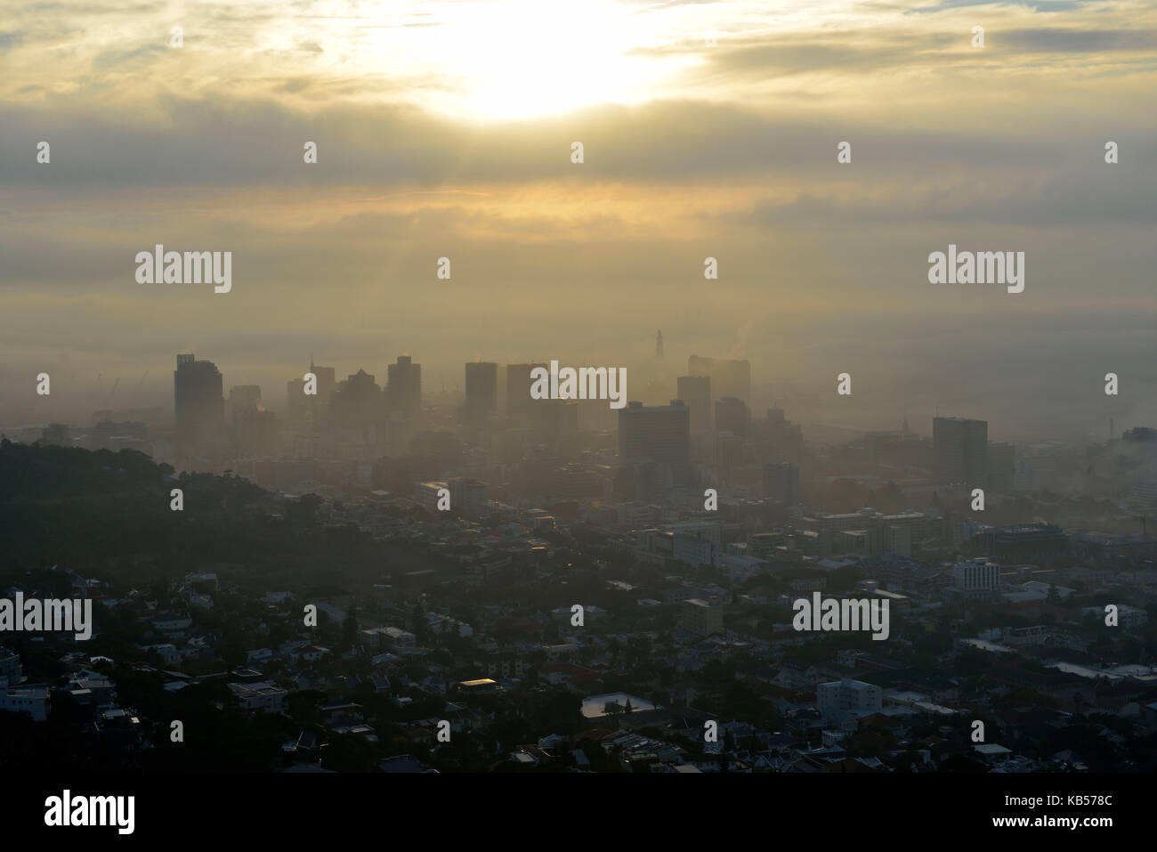 Sud Africa, Western Cape, nebbia su cape town, vista da signal hill road Foto Stock