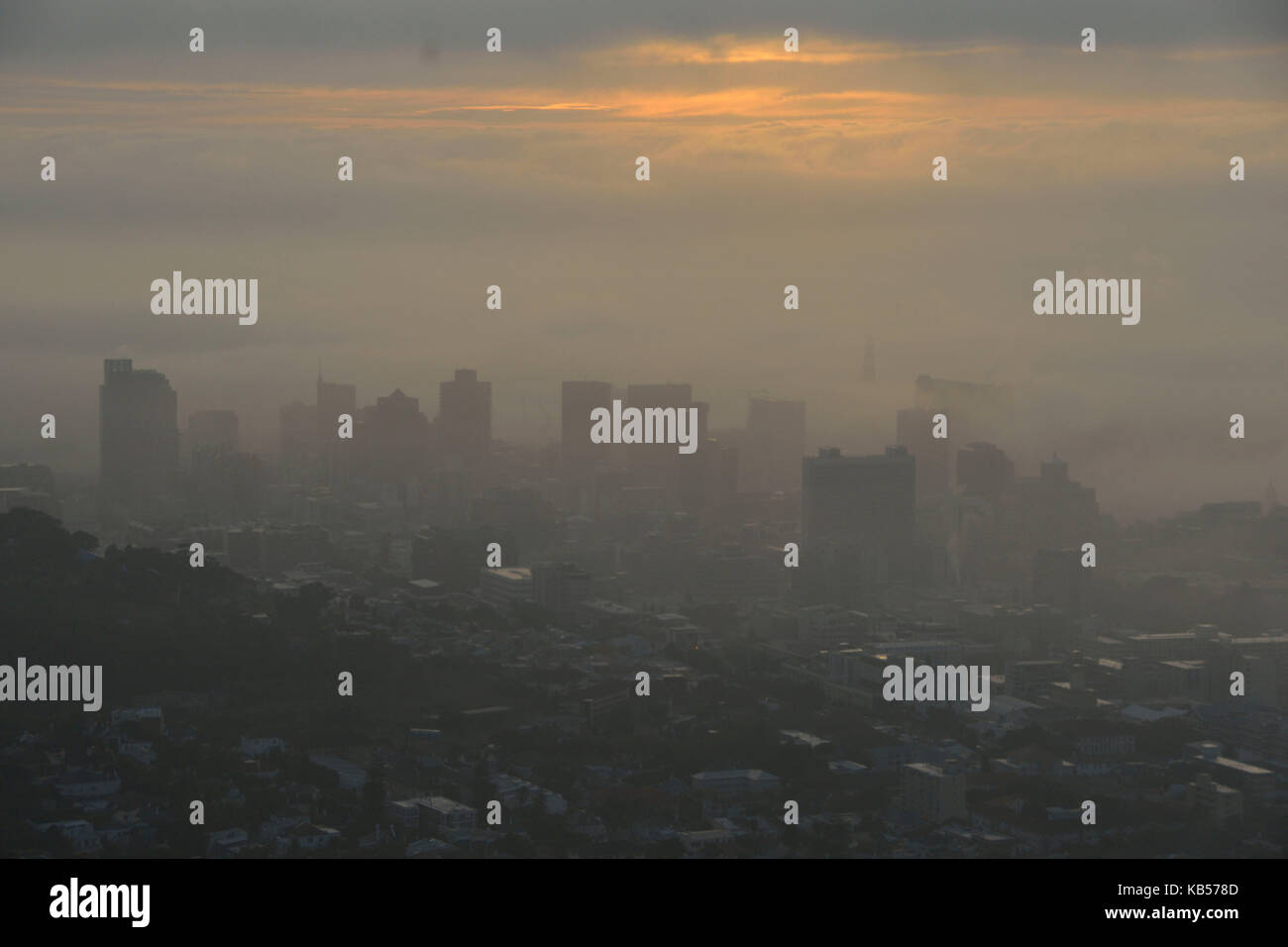 Sud Africa, Western Cape, nebbia su cape town, vista da signal hill road Foto Stock