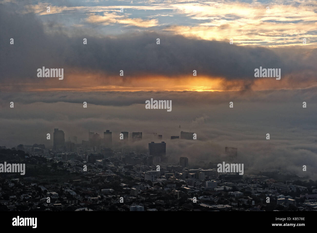 Sud Africa, Western Cape, nebbia su cape town, vista da signal hill road Foto Stock