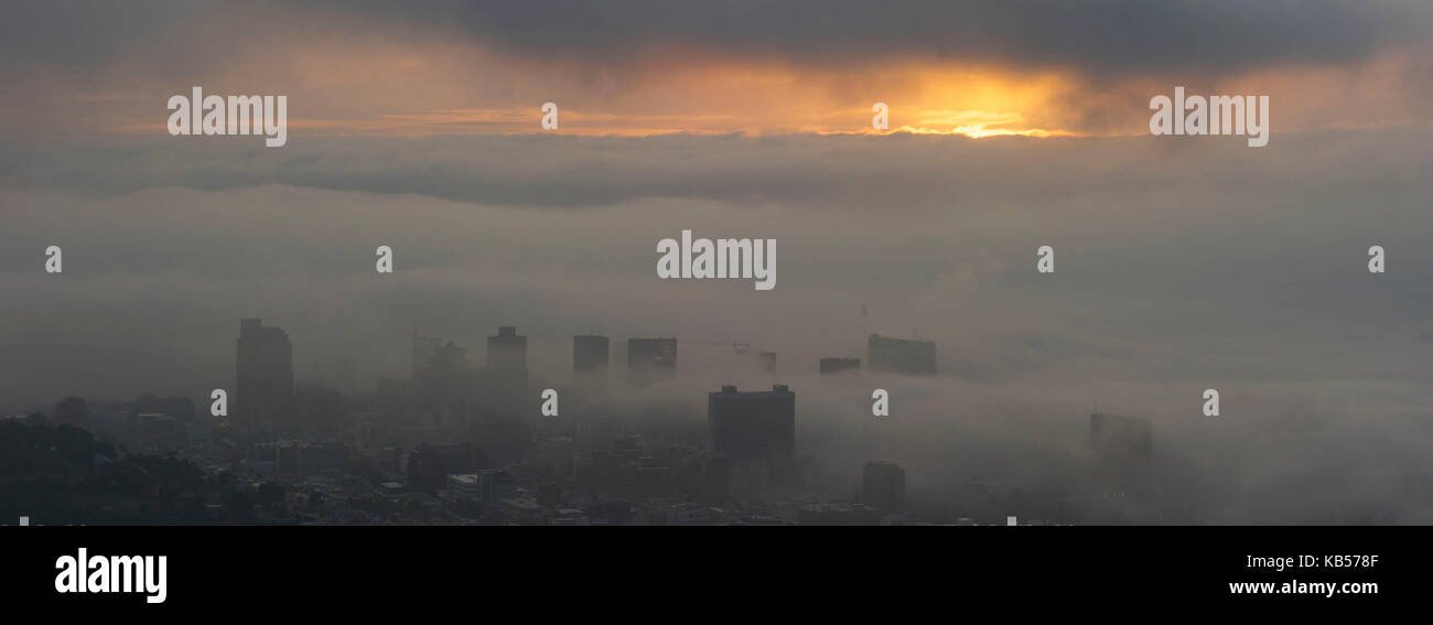 Sud Africa, Western Cape, nebbia su cape town, vista da signal hill road Foto Stock