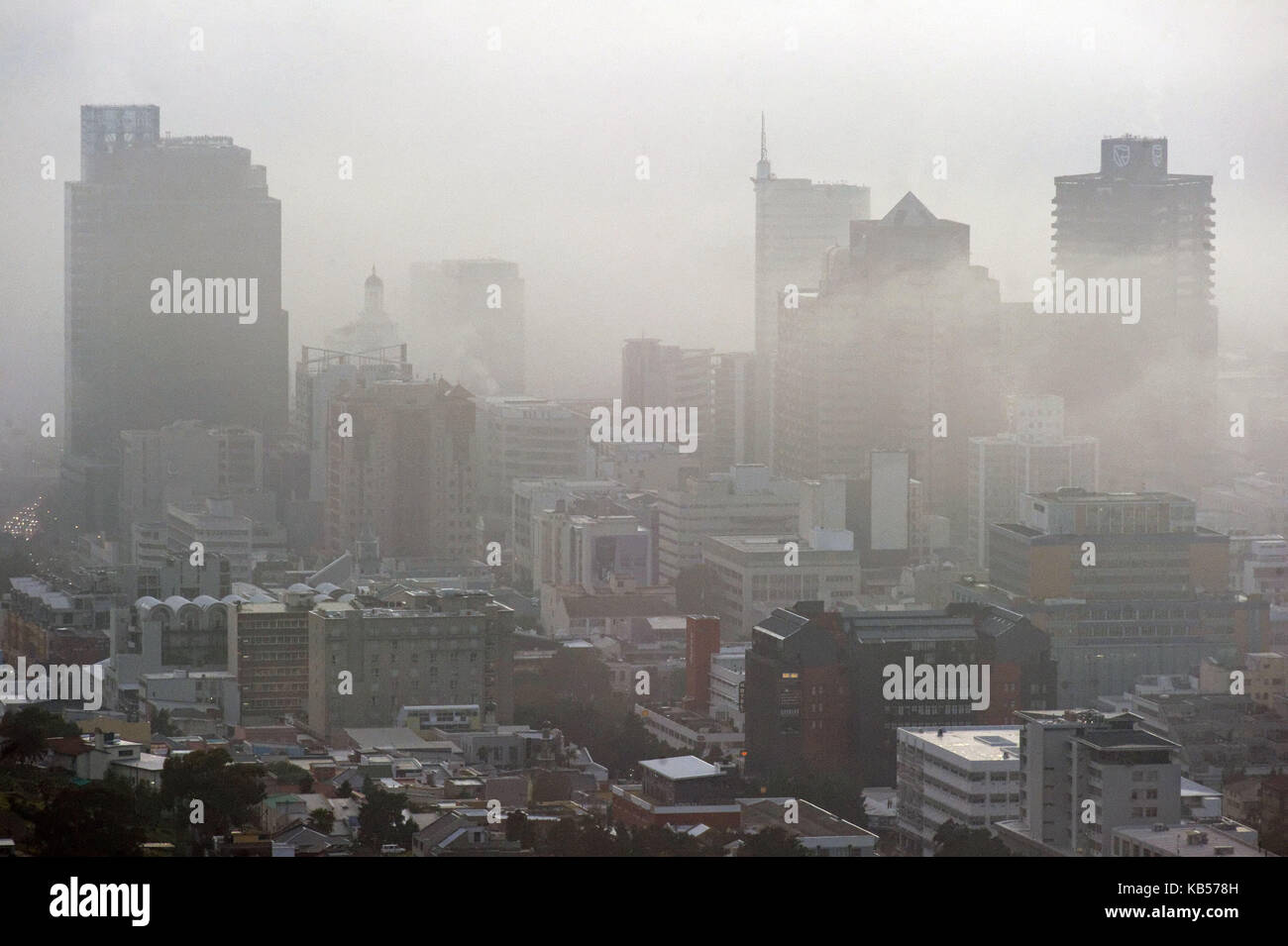 Sud Africa, Western Cape, nebbia su cape town, vista da signal hill road Foto Stock
