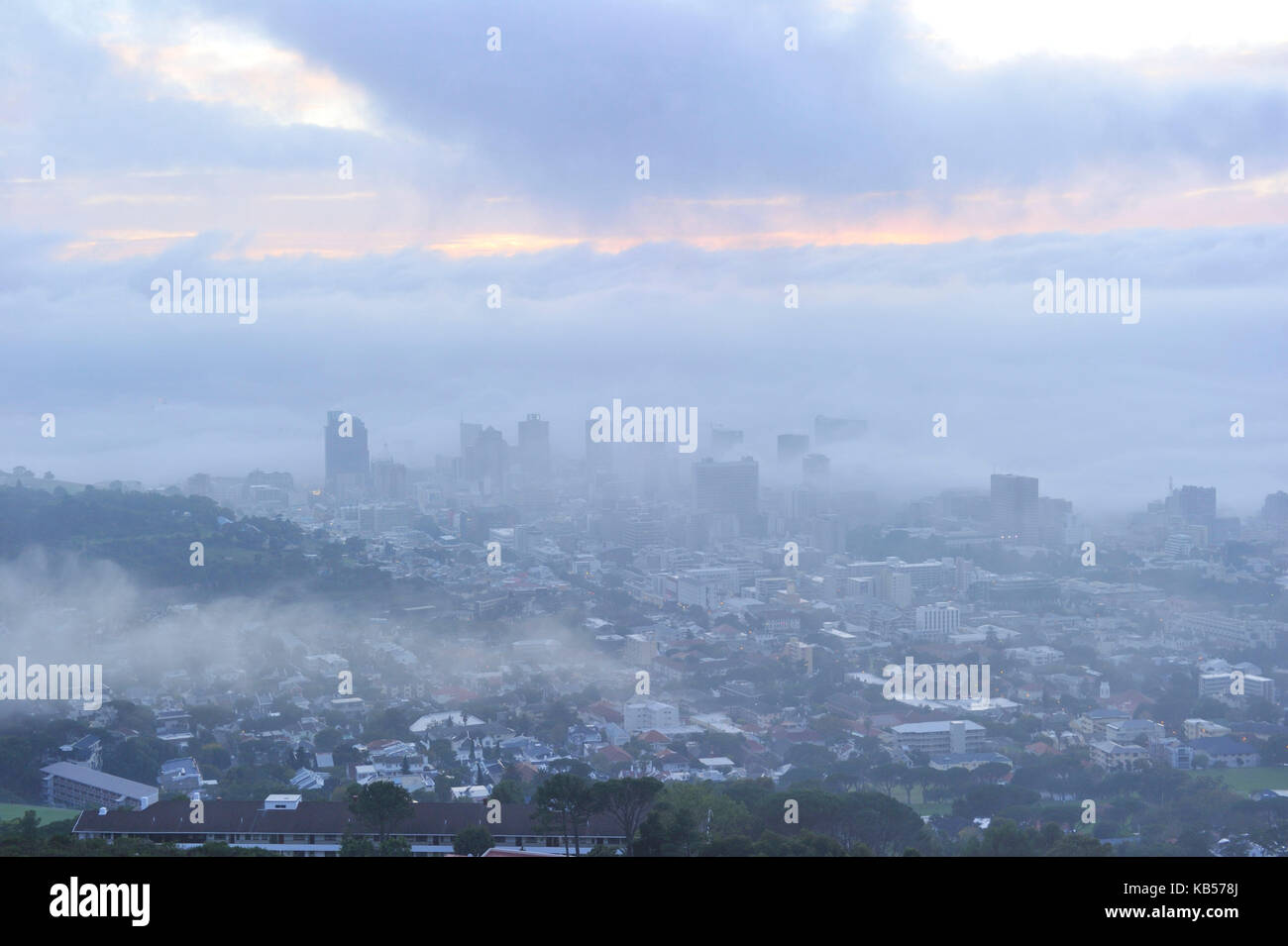 Sud Africa, Western Cape, nebbia su cape town, vista da signal hill road Foto Stock